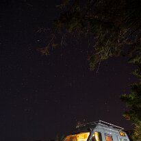 ciel_etoile 07/04/2019 - Au bord du lac Lacar Jumbo se repose sous un ciel de nuit étoilé. Stary, stary night with Jumbo on the edge of lake Lakar.